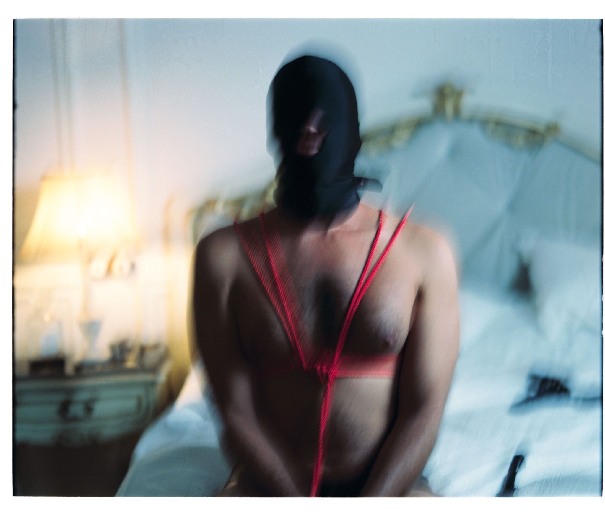 Retrato analógico com movimento, máscara preta e cordas vermelhas